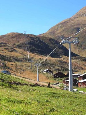 Bei der zweiten Stütze sind die Arbeiter gerade dran das Seil auf die Rollen zu spannen