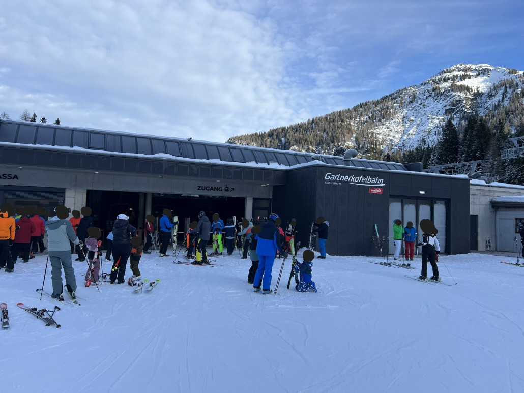 Zugangsbereich mit Kassen (links, abgeschnitten) und WCs (rechts)