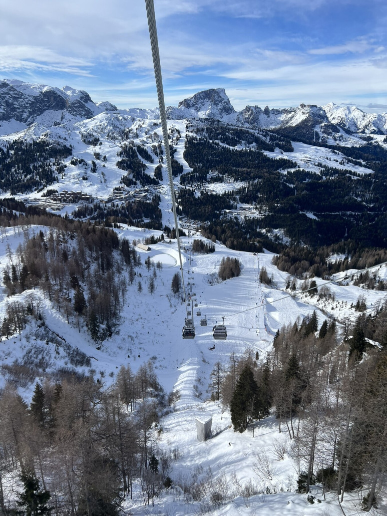 langes Spannfeld mit ehem. Lawinenmauer