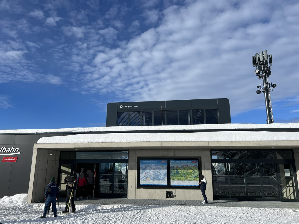 Bergstation, Ausgang (links) &amp; Zugang Talfahrt (rechts?)