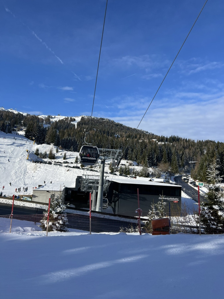 Stationseinfahrt Talstation mit Stützen 1-3 &amp; Straßenüberführung