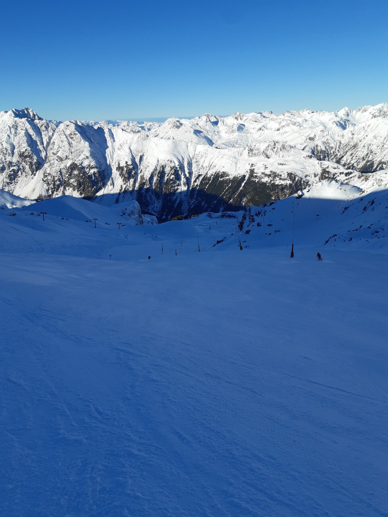 Viertel vor 10, alles tummelt sich in Samnaun. Die 11 war traumhaft zu fahren, als ich das Handy rausgeholt habe, war sie auch noch komplett leer :-)