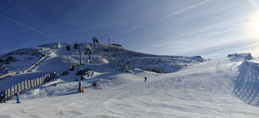 Oberes Drittel der Familienabfahrt, links die noch nicht geöffnete Direttissima und die neue "Almbahn"