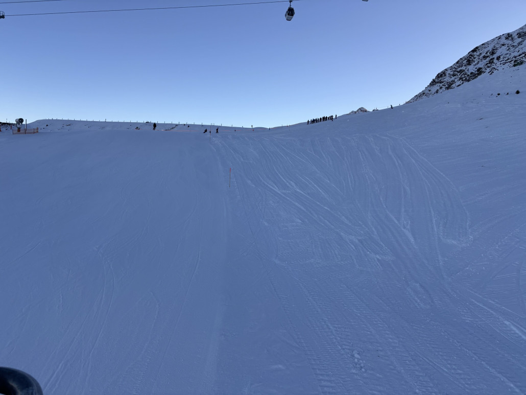 Beispiel für schmale Piste - die andere Hälfte ist grundpräpariert aber es fehlt noch deutlich Schnee