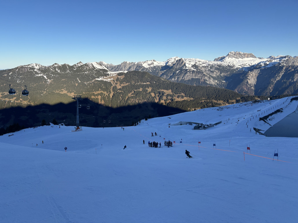 Auch hier wieder die Hälfte der Piste und das an der engsten und am stärksten frequentierten Piste gesperrt.