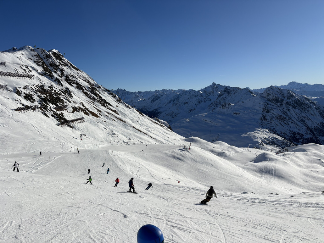 Im Grasjochbereich weiterhin nur eine Piste offen. Leider wird sich das vermutlich ohne Neuschnee auch nicht ändern.