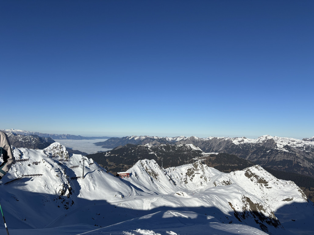 Tiefblick über Wormser Hütte ins neblige Rheintal