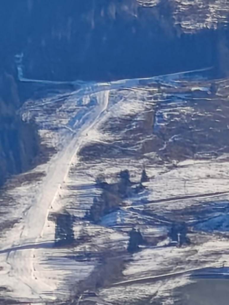 Blick zur noch gesperrten Bauernpenzing Abfahrt in St Johann in Tirol von der Jochstubn aus. Schaut sehr schmal aus.
