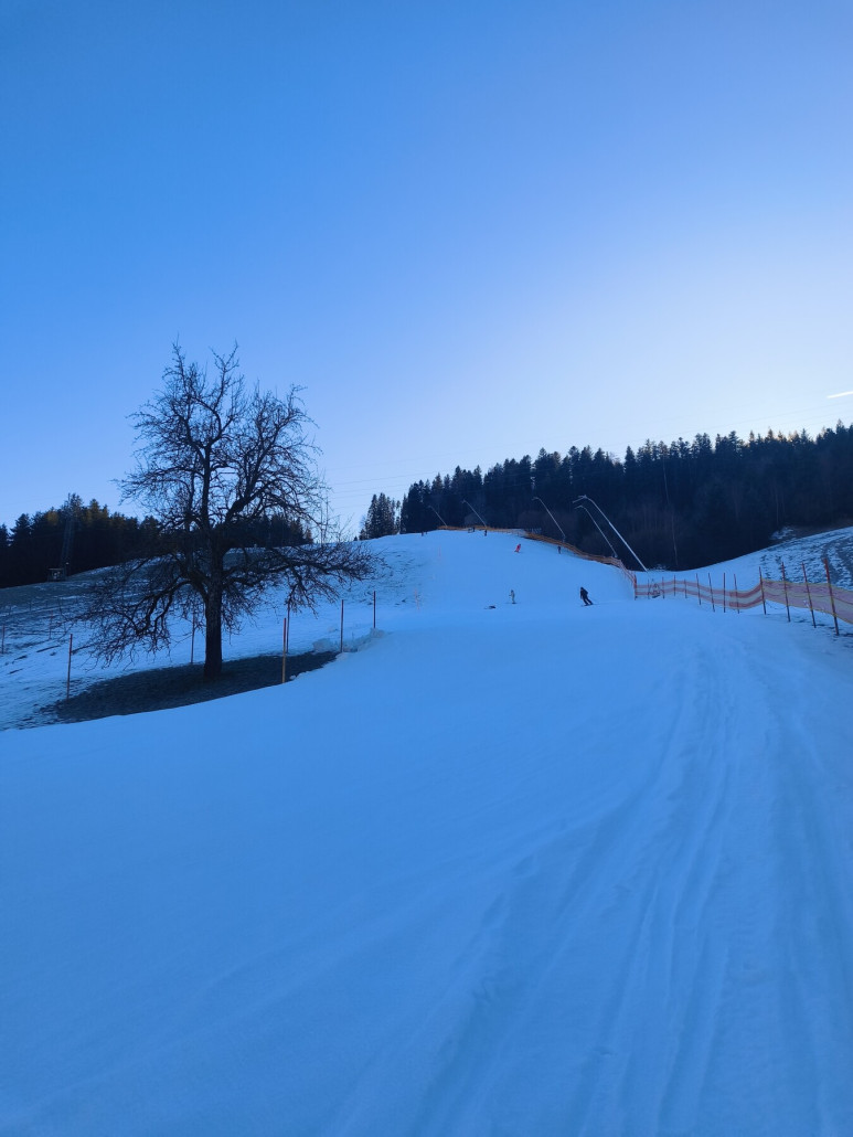 Extrem glatter Schlusshang schon um 12:00 Uhr in Scheffau. Nur auf halber Breite präperiert. Insgesamt ist Scheffau gefühlsmäßig heuer am schlechtesten dran von der Schneeunterlage.