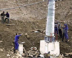 Bildunterschrift<br />Mit der Kraft von hydraulischen Seilwinden, von Seilzügen sowie menschlichen Muskeln wurde gestern das drei Kilometer lange Zugseil mit einem Durchmesser von 45 Millimetern auf die 14 Stützen der Ahornbühlbahn verlegt.