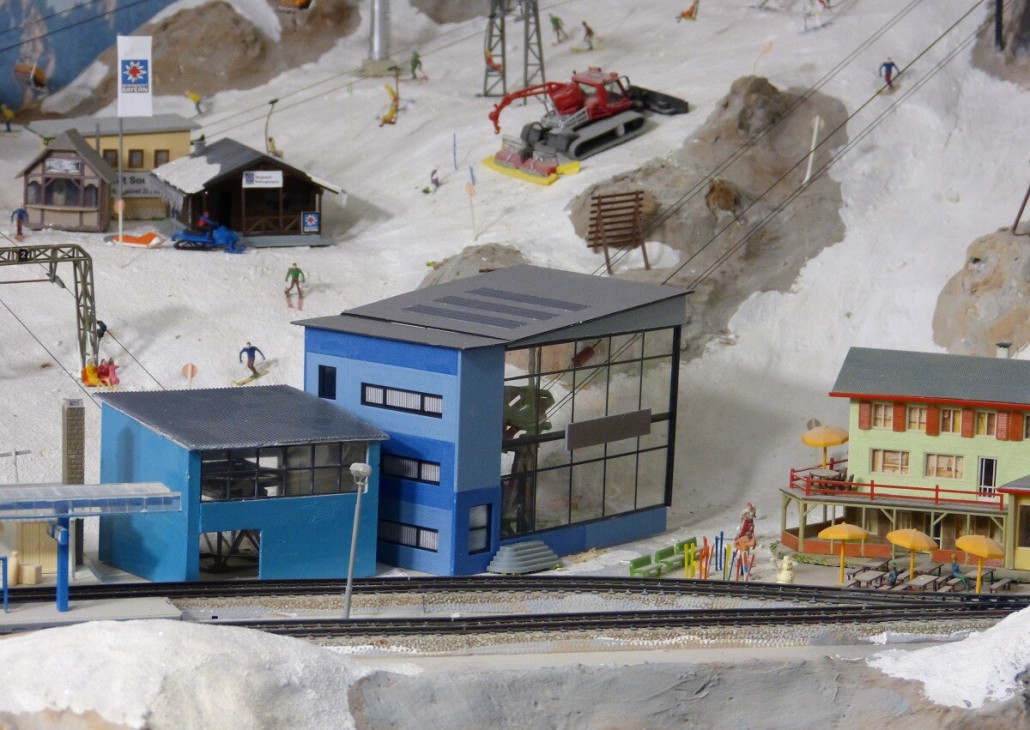 Neue Funifor Talstation. Die Talstation der 3er Sesselbahn links daneben wurde passend dazu neu gestrichen