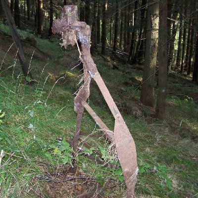 Halterung für die Materialgondeln. Abmaße: offenes Quadrat ca. 95 * 95 cm. Dreieck 48 cm Höhe