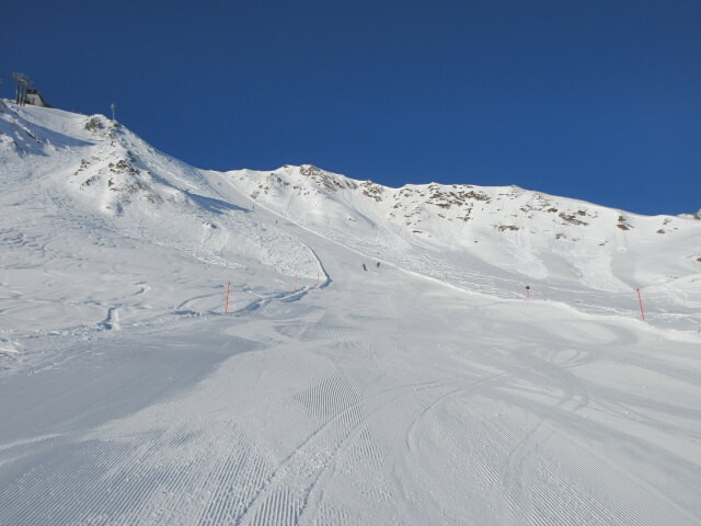 Masnerkopfabfahrt, links im Hintergrund die Bergstation des 6-CLD-B Masnerkopf (2.820 m)