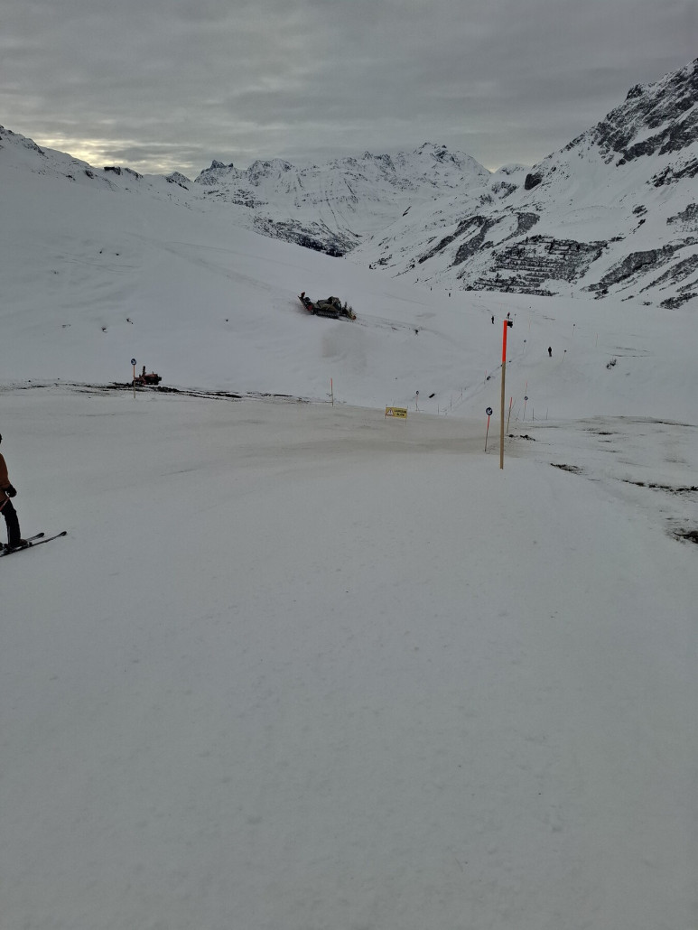 ^Rüfikopf: Raupe mit Fräse und nochmals 3 kleine im Einsatz