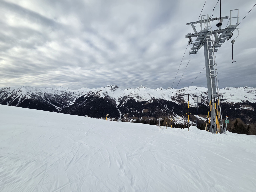 Die Piste zwischen Trainer- und Juonlilift ist bereits auf voller Breite präpariert.