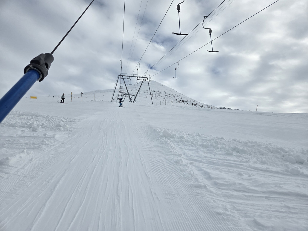 Im Juonlilift. Kurz oberhalb der Talstation waren Angestellte daran, von Hand Schnee ins Trassee zu schaufeln...
