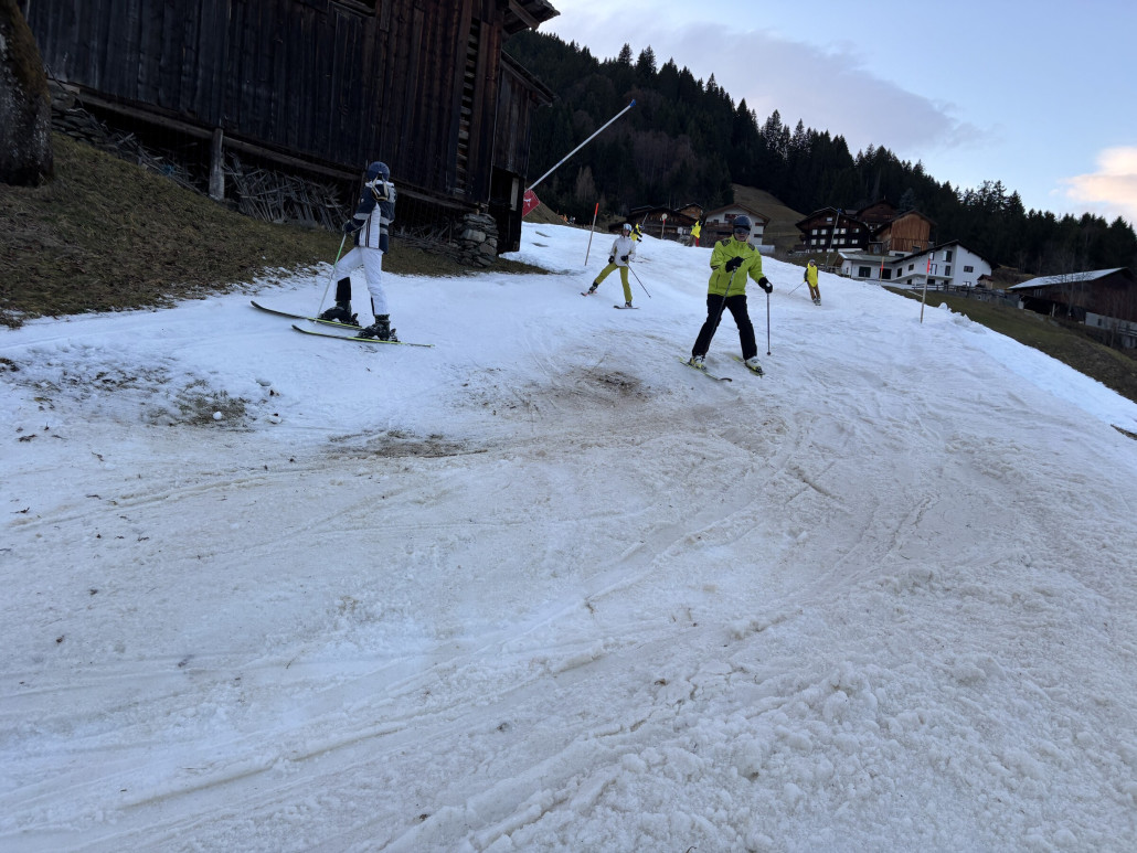 Bis sich dann die Farbe der Piste der Farbe der Umgebung mehr und mehr angepasst hat
