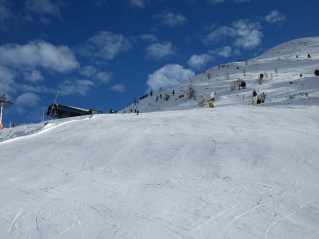 Zirmabfahrt, im Hintergrund die Bergstation des 8-CLD Zirm (2.496 m)