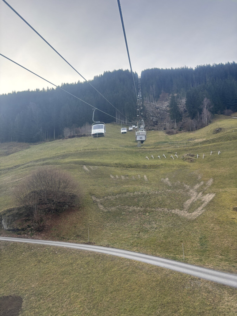 Auffahrt über grüne Wiesen. Nordhänge bis 1600 aper