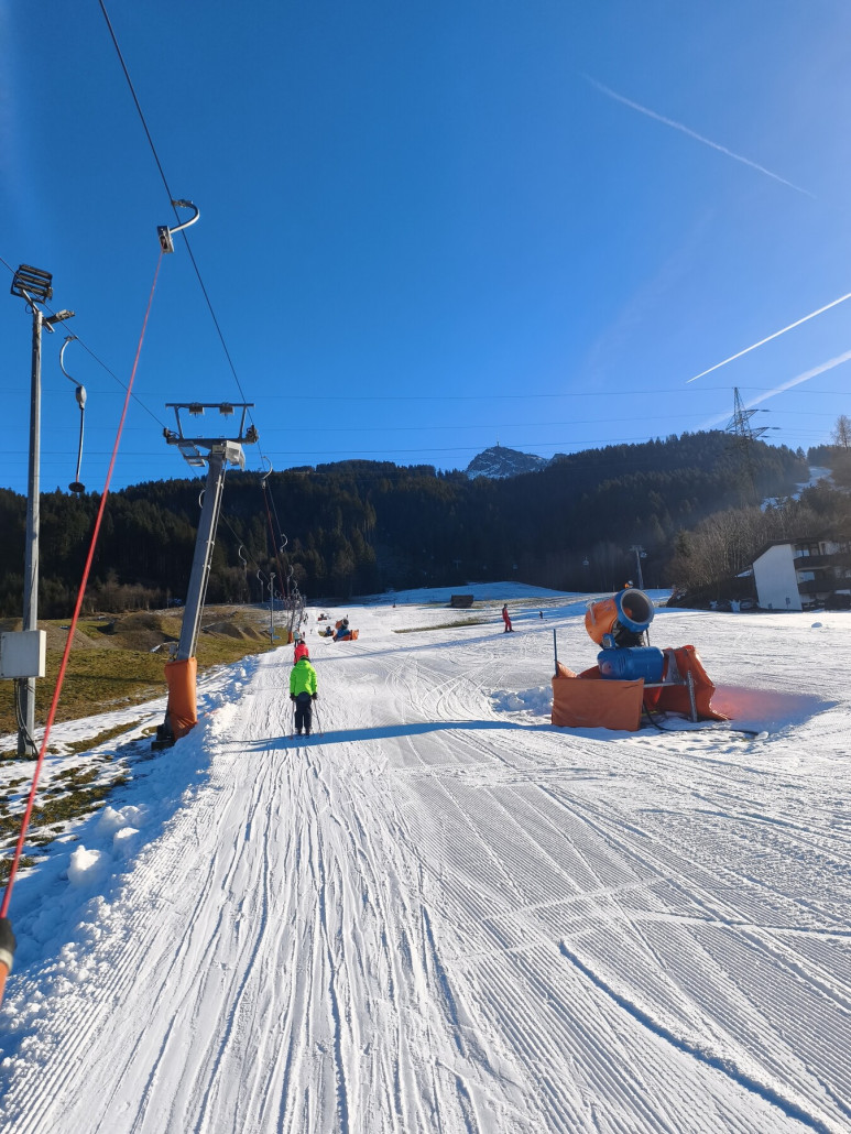 Supersnow Kanonen haben beachtliches geschafft. Mit nur 5 Kanonen ganze 400 Meter beschneit
