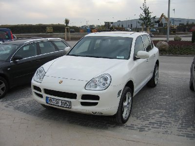 Das musste ich euch zeigen: Eine absolute Sünde, solch ein Auto in weiß zu kaufen ;-)