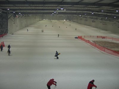 Die ganze Pracht der Piste, in echt wirken die Farben natürlich ganz anders: Da ist der Schnee schön weiß und die Halle ist hell erleuchtet