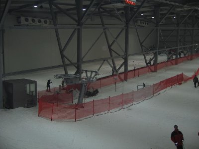 Die abgesperrte Anfängerpiste mit Teppichförderband, welches auch schon im Betrieb war