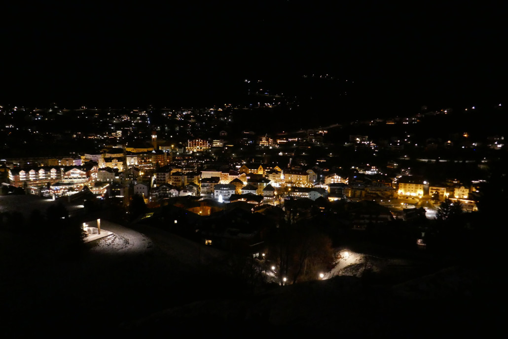 Schon der Vorabend verspricht vielversprechend zu werden. Blick aus meinem Hotelzimmer auf St. Ulrich. Das Hotel hat erst vor 3 Tagen eröffnet.