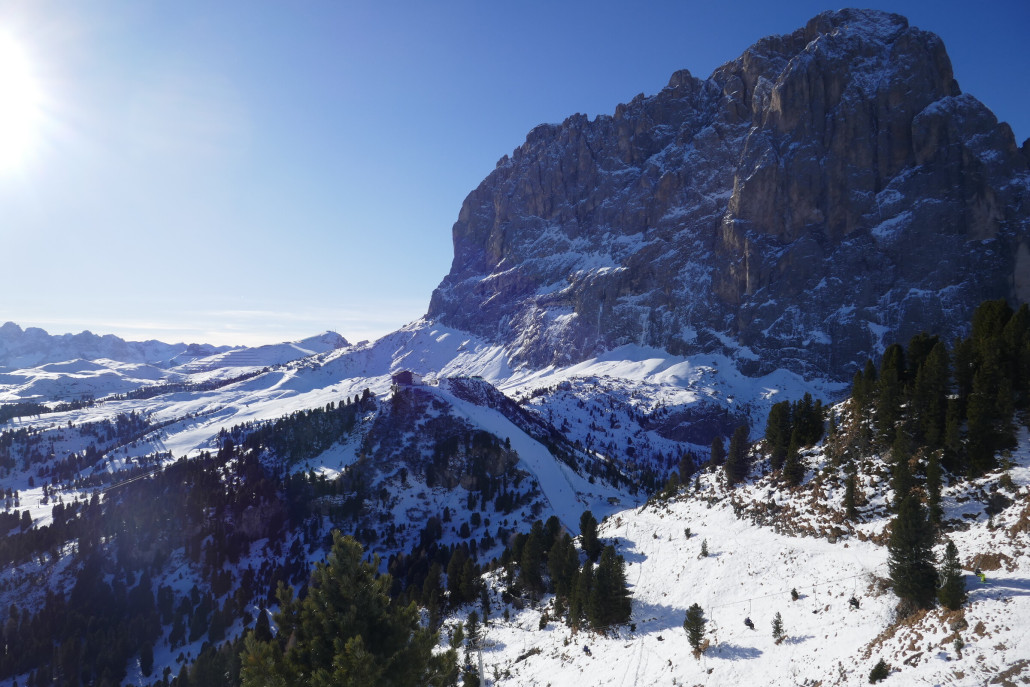 Der mächtige Sassolungo. Davor Piz Sella.