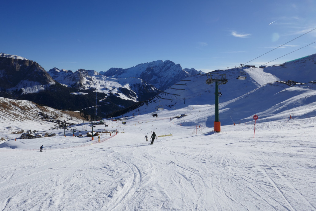 Los geht auf der andere Seite des Sella Jochs Richtung Canazei