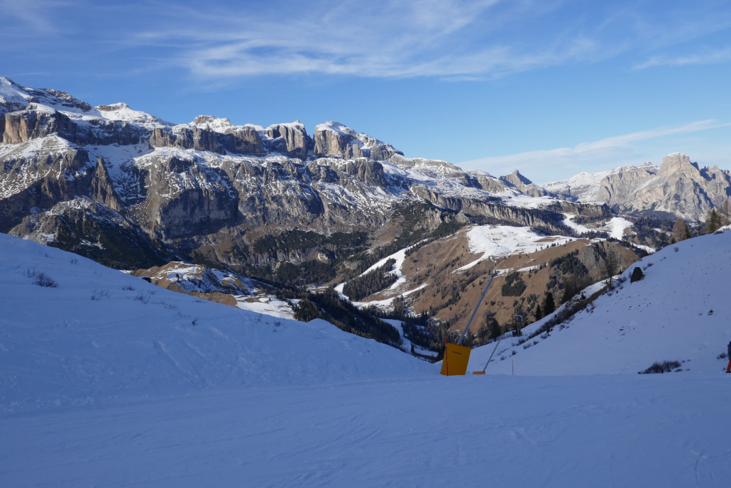 Rote Abfahrt am DMC und Blick Richtung Camp Longo