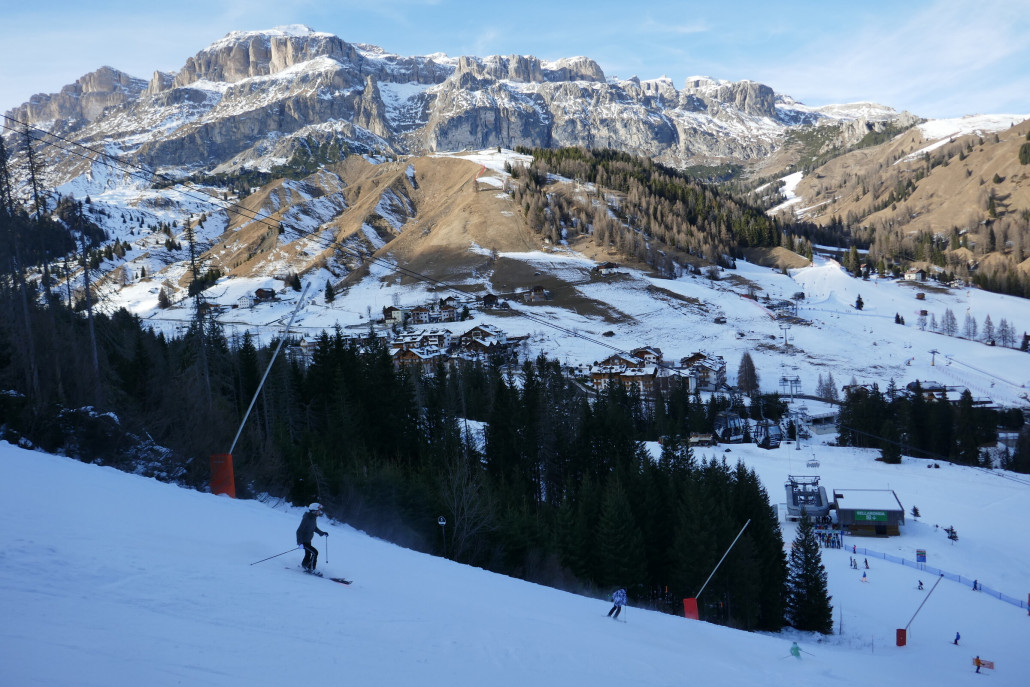 Arabba Fly und dahinter das mächtige Sella Massiv