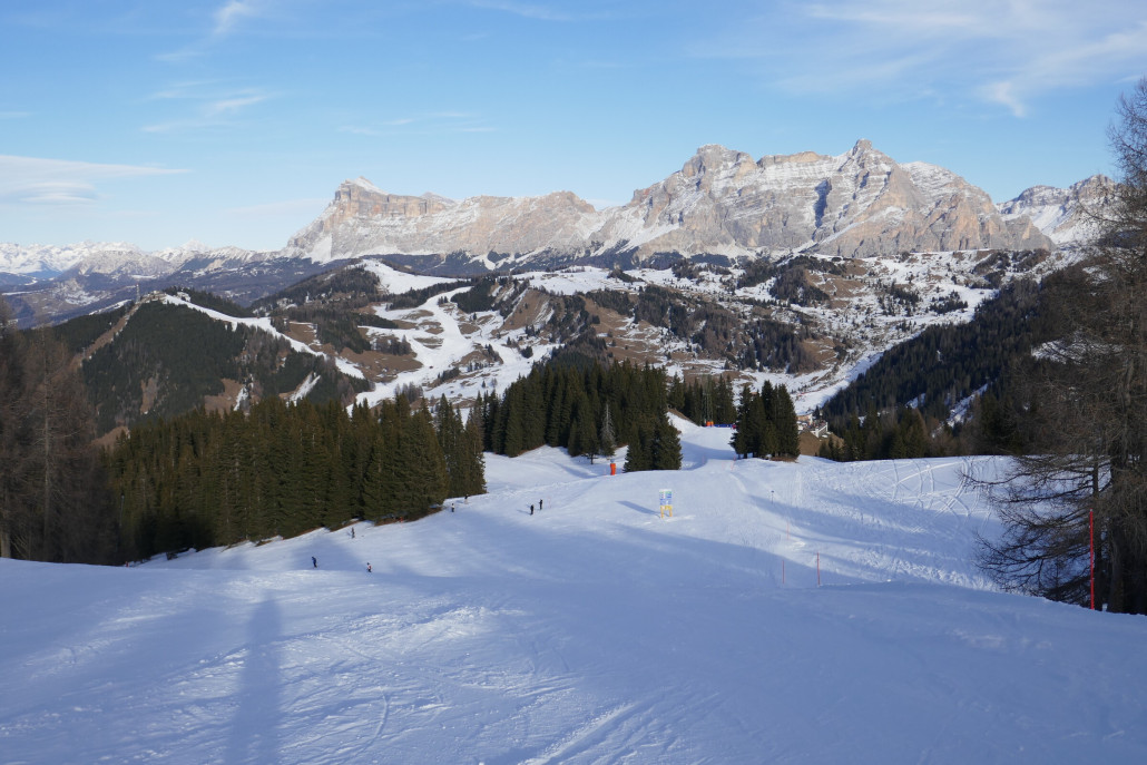 Boe Piste und dahinter das blaue Meer von Alta Badia