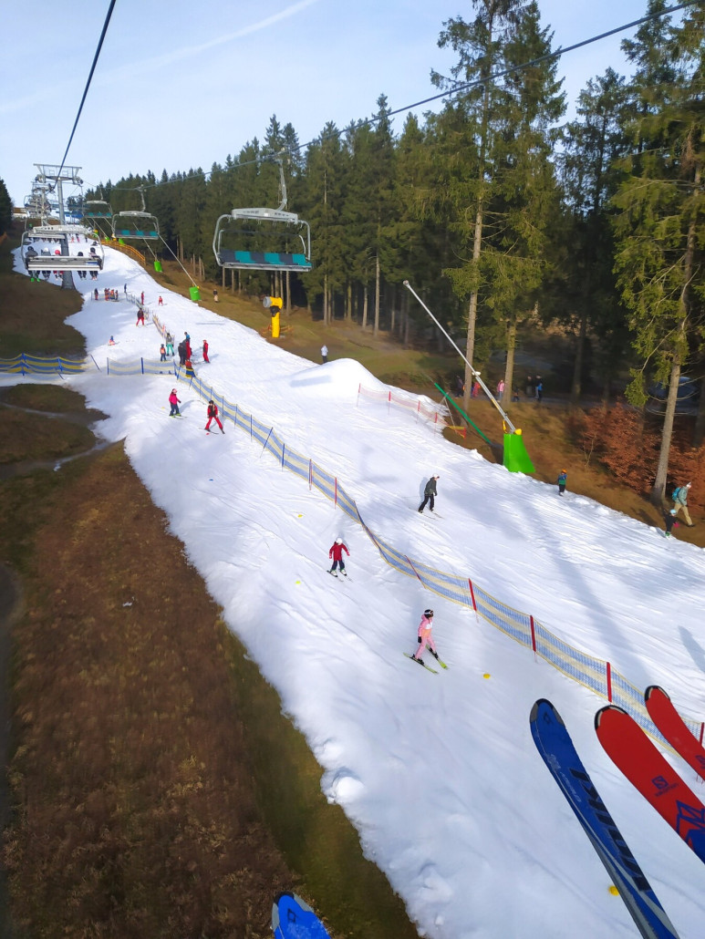Schneewittchen-Pistw sehr schmal mit Skischul-Areal und Scherbeneis-Haufen