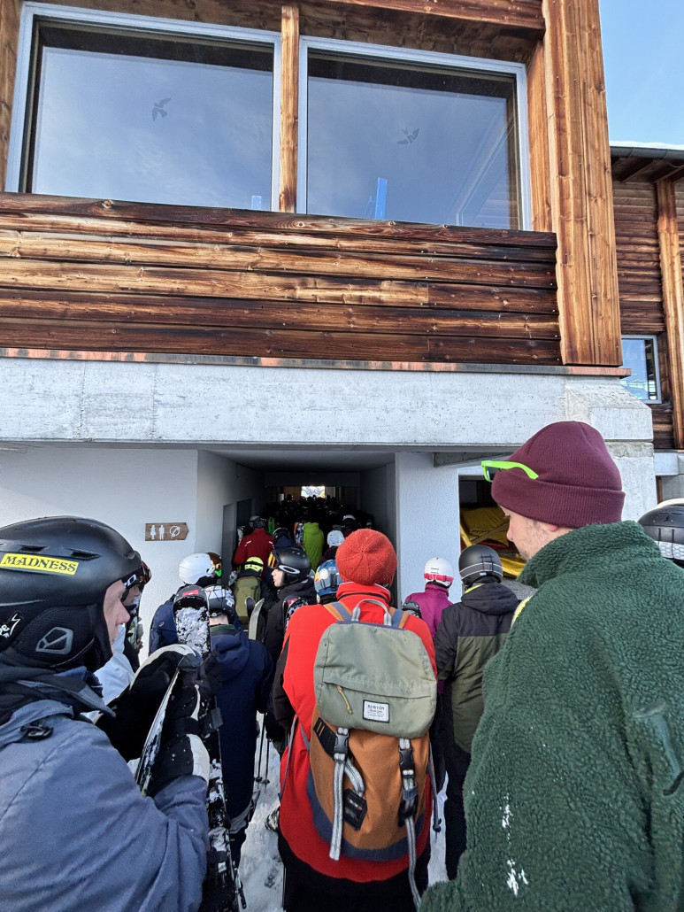 Schifer - hier muss man durch das Gebäude 1x durch und anschl Treppe hoch und Drehkreuz. Also waren ein paar Minuten