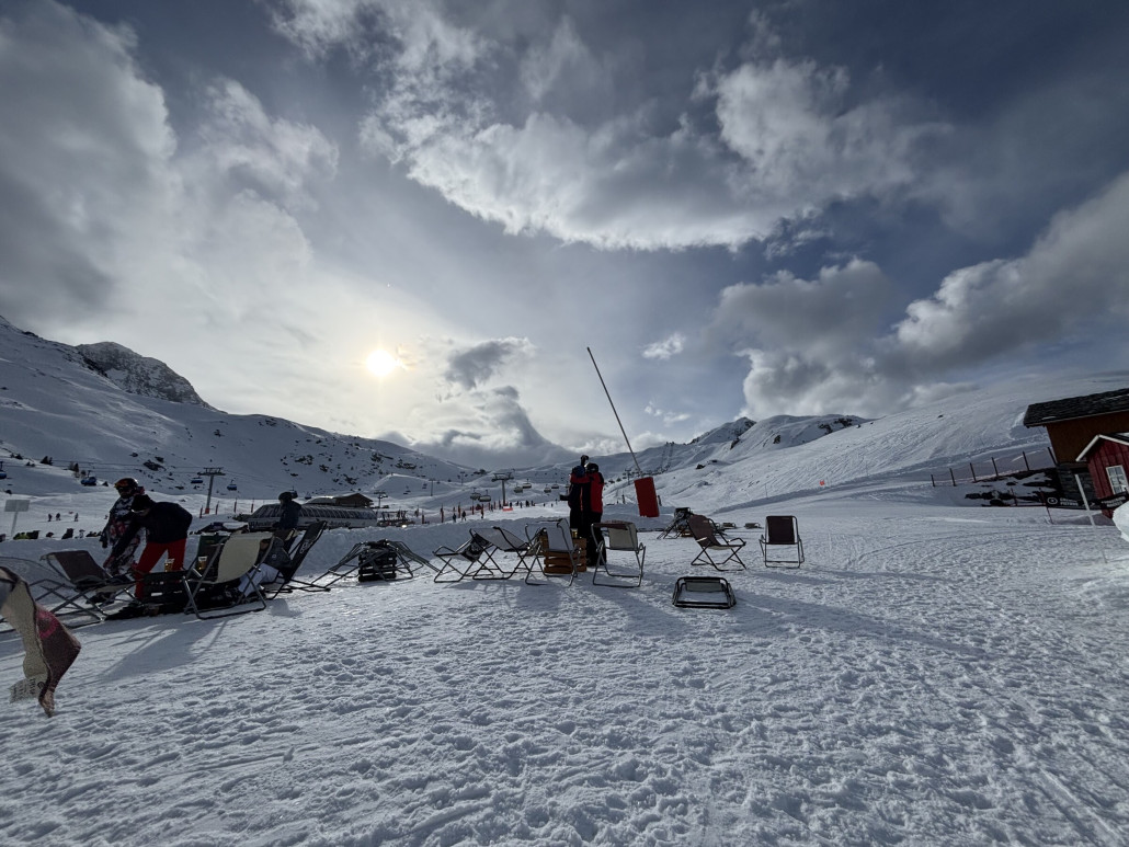 Blick vom Iglo in Richtung Bergstation Transarc 2
