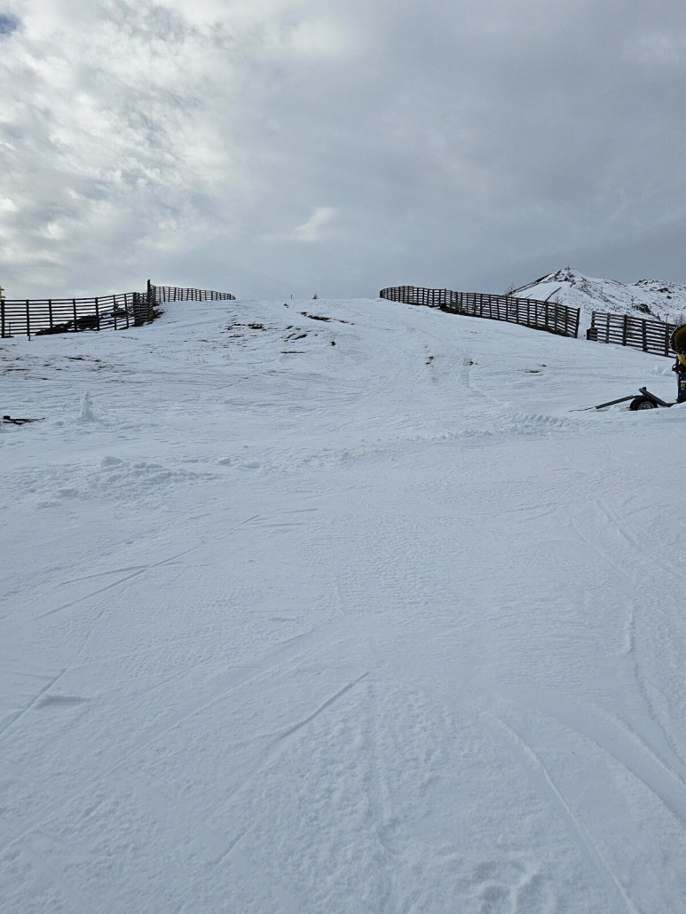 Es zog dann schnell zu. Hier wäre die Einmündung der 4a in die 6a. An dem kurzen Stück noch zu wenig Schnee/ zu wenig beschneit. Weiter oben sah es eigentlich schon nach mehr Schnee aus.
