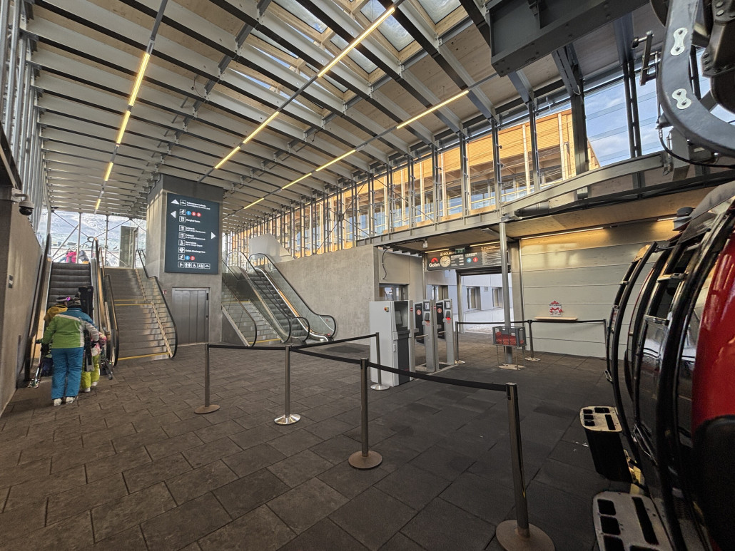 Im Terminal angekommen - hat eher Bahnhofshallencharakter