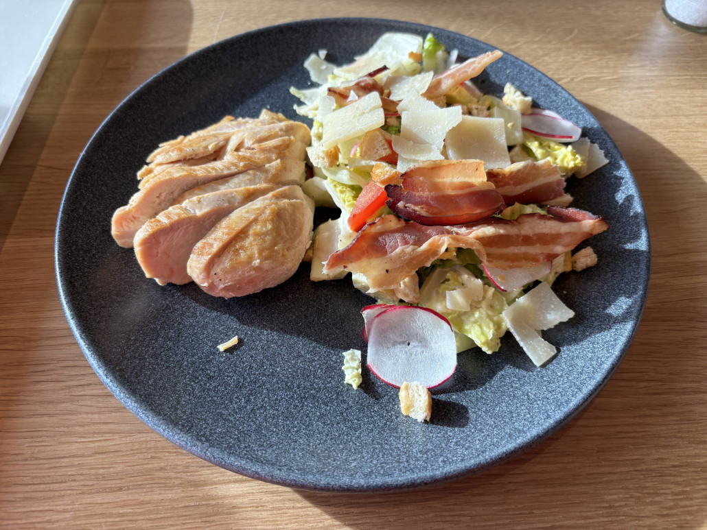 Caesar Salad - mit kalter Hähnchenbrust. Geschmacklich ok aber Preis Leistung Portion passt net - Brötchen dazu? Kein Problem - 2,90 bitte.
