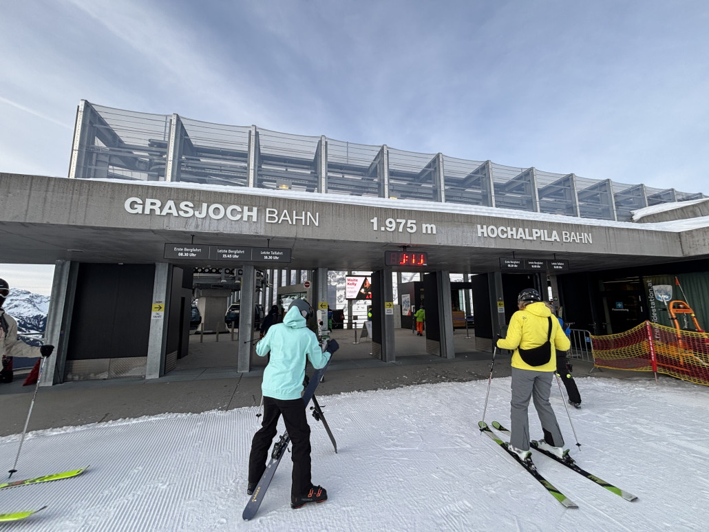 Und jetzt - ab ins Tal. Hä? Ja - da kommt das „nervige“ Stück - einmal Grasjochbahn runter und Valiserabahn wieder hoch. Wenigstens läuft die morgens mit so viel Speed dass es der kürzest mögliche Interrupt ist :-)