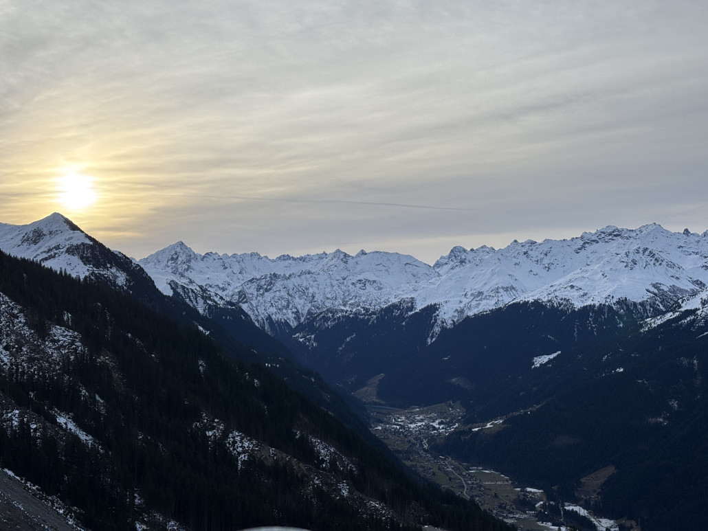Da hinten ist die Talabfahrt von Gaschurn schon am Horizont erkennbar - unser Zwischenziel heute