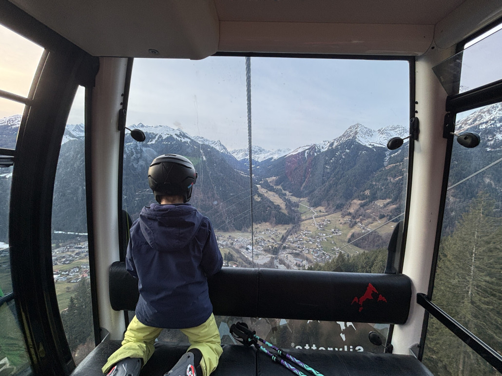 Der Junge hat Langeweile