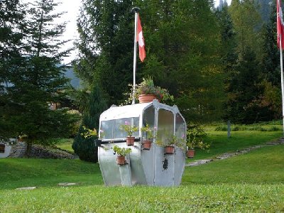 Eine alte Müllergondel in einem Garten ganz in der Nähe der ex Talstation.