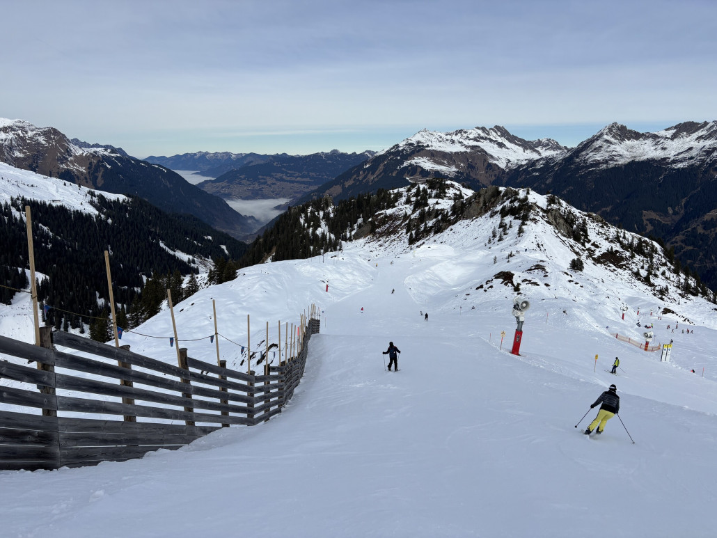 Start der Piste 50 an der Nova Stoba - immer noch die einzige blaue ins Nova Tal die derzeit offen ist und dementsprechend aufgefahren