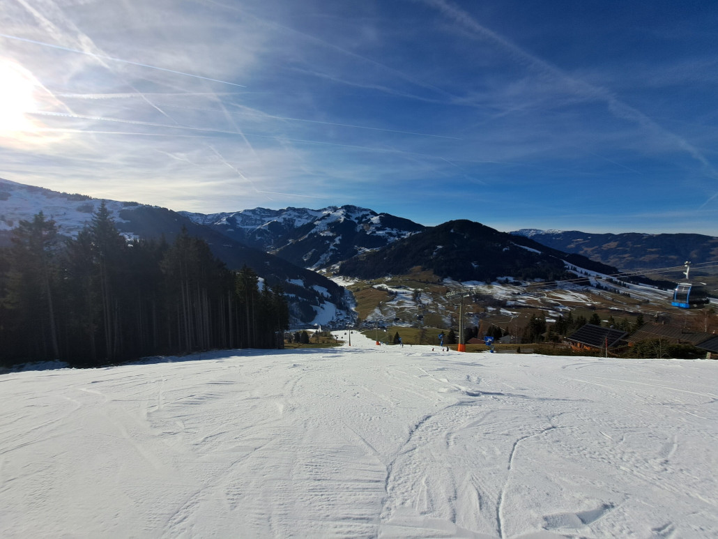 Piste 9 (Sonnbergabfahrt) um 12:15 - Auf den Nordhängen hält sich eine dünne Naturschneeauflage.