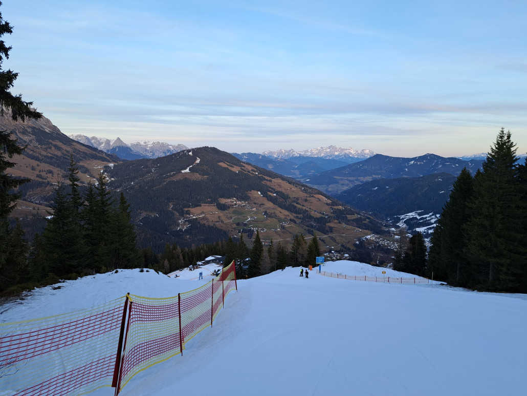 Piste 1 (Schneebergabfahrt) um 16:00 - oberhalb Bergstation Karbachalmbahn