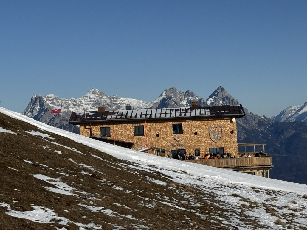Das Hornköpflhaus vor den Loferer Steinbergen