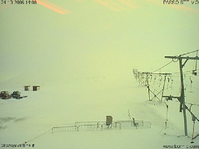 Neuschnee offenbar am Stelvio, man beachte die bis fast zur Hälfte eingeschneiten Absperrgitter. Aber Betrieb war da heute offenbar nicht.