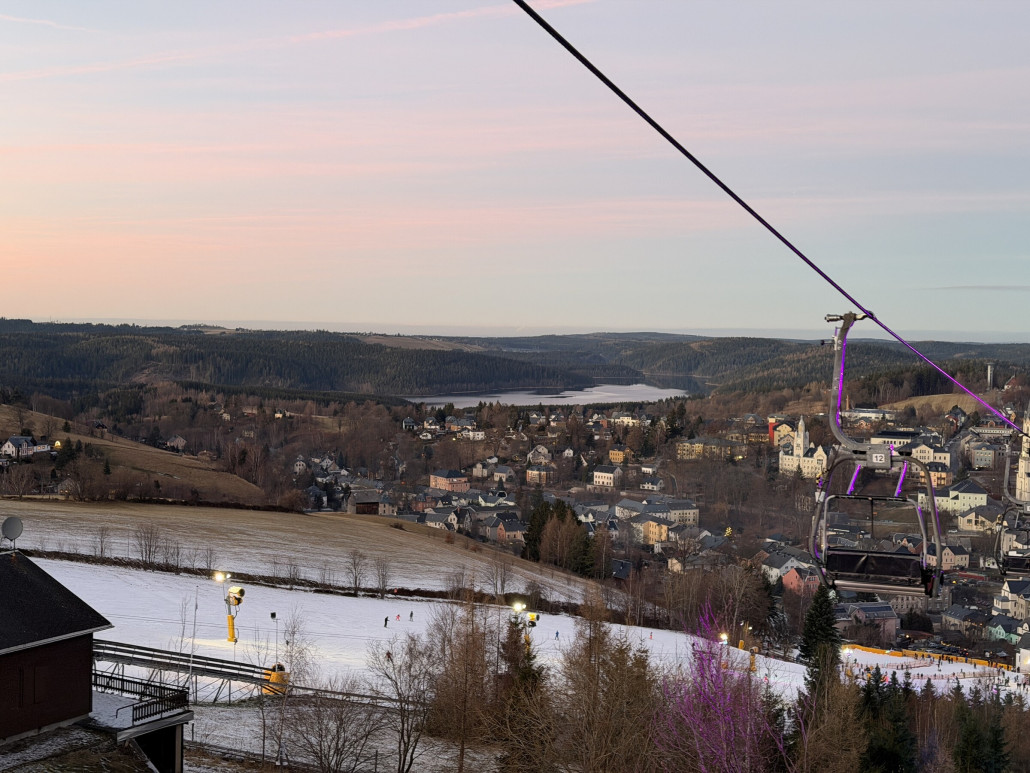 Der Blick auf den Ort bis zur Talsperre kann schon was