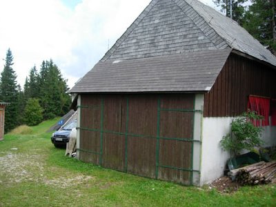 Die Bergstation dient als Depot für eine Pistenraupe, denn es besteht noch ein Doppelmayer Schlepplift